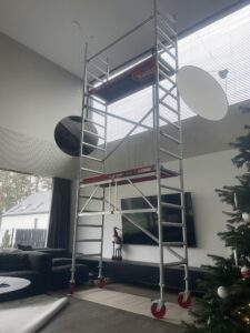 Aliuminis statybinis bokštelis darbui viduje